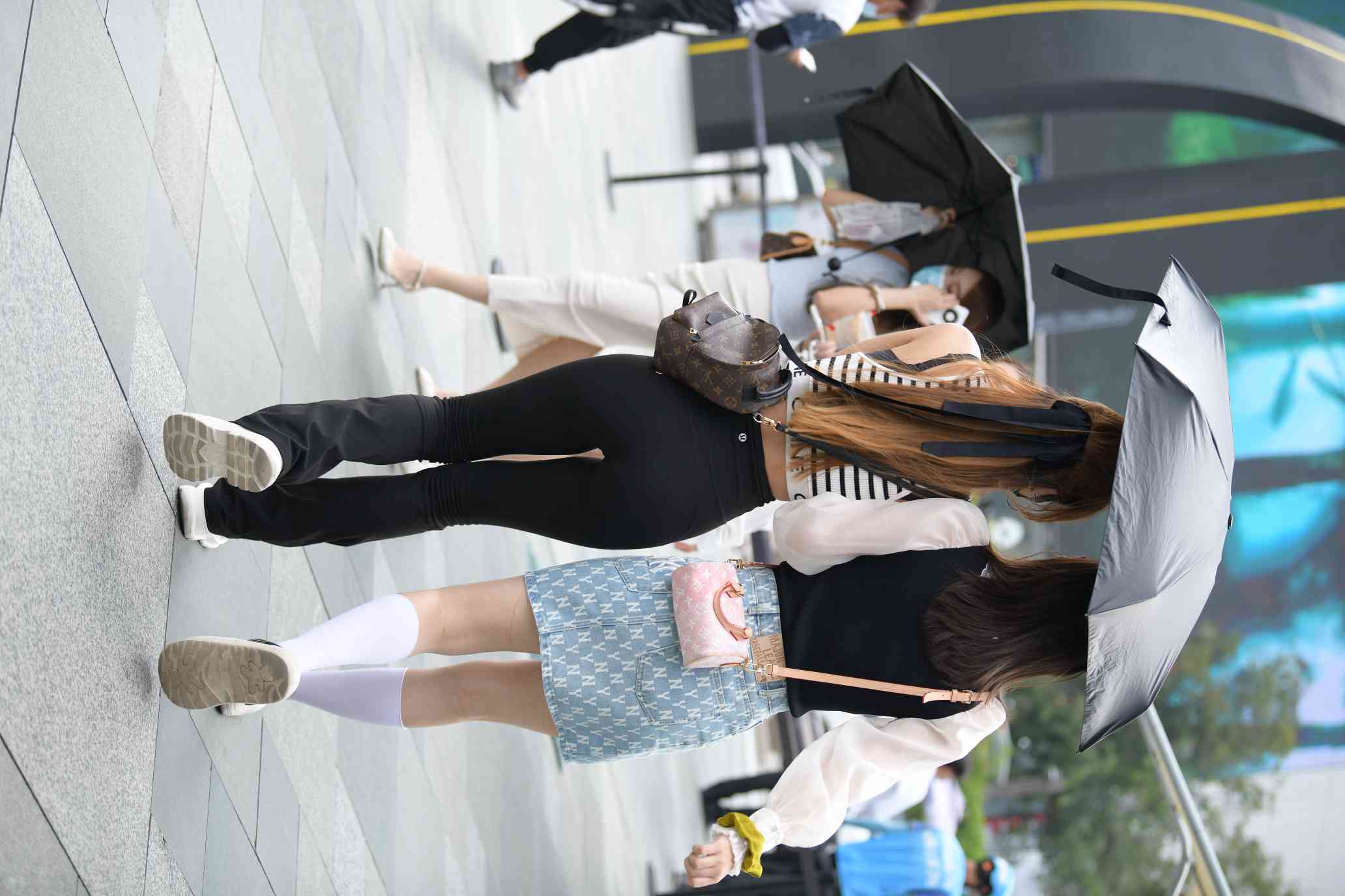 图片[3]-打伞的瑜伽裤姑娘【93P】04032-嗨街拍